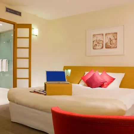 Novotel Paris La Defense Esplanade Hotel 4*